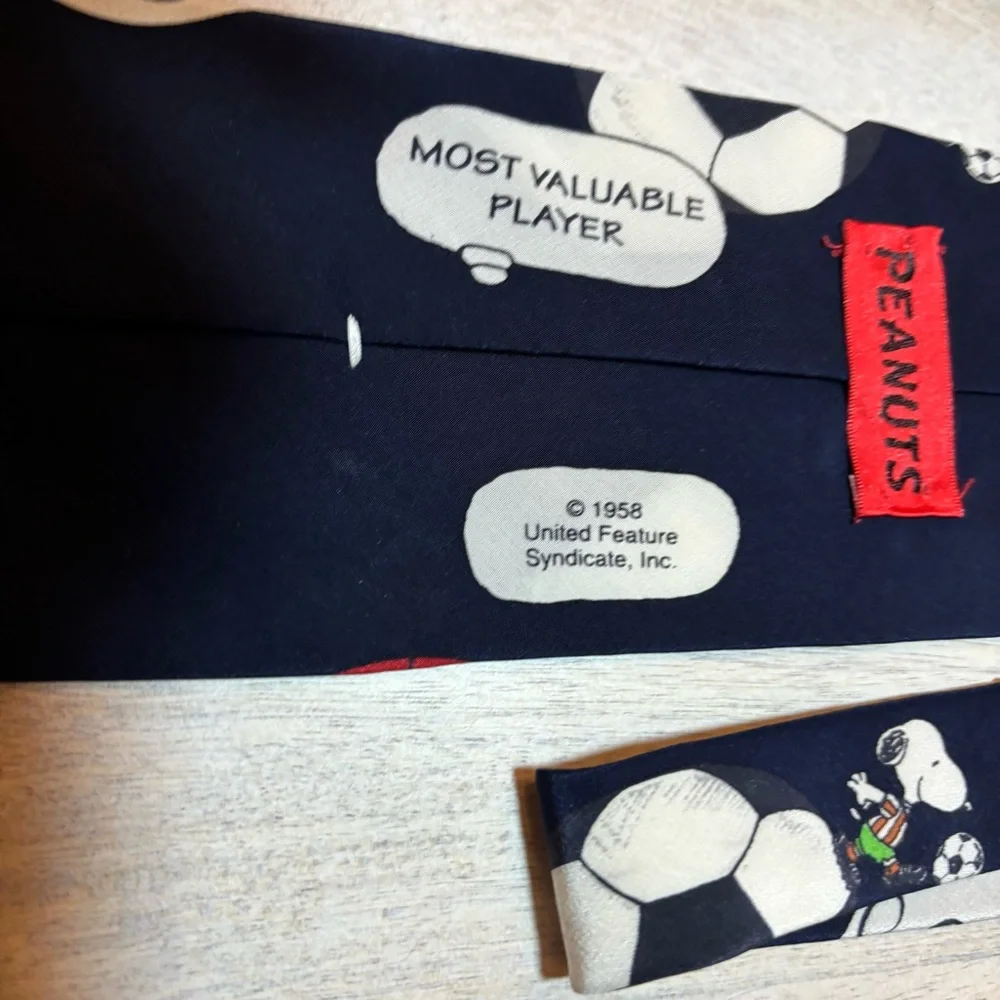 Snoopy the most valuable player‎ Sports Themed Tie peanuts
